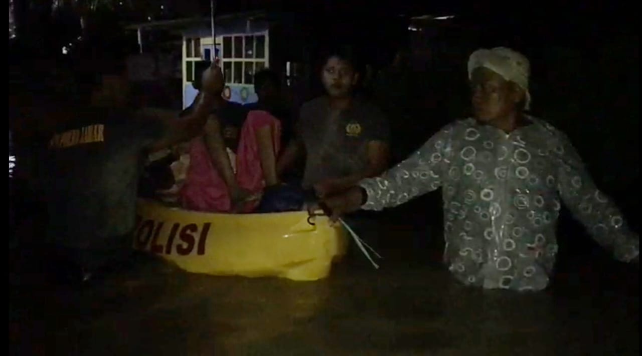 Anggota Dalmas Polres Indramayu Bantu Evakuasi Warga Korban Banjir