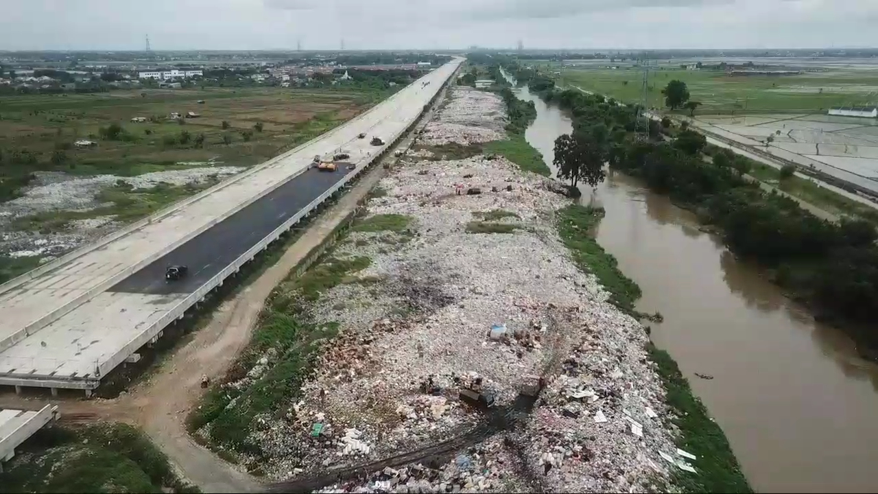 Waah Tumpukan Sampah Di Bantaran Sungai Cbl Sepanjang Kilometer