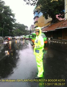 Akibat hujan, Sat Lantas Polresta Bogor, Melakukan Pengaturan Lalu Lintas, Di Setiap Rawan Kemacetan