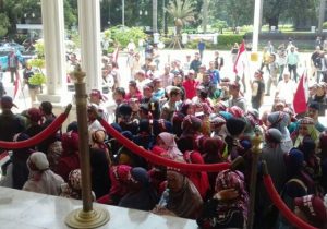 Merasa Tidak Dihargai Oleh Perusahaan Daerah Pasar Pakuan Jaya, Ratusan PKL Memadati Kantor Walikota Bogor