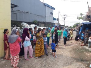 Ibu-ibu Warga Sukasari Melakukan Demo Bau Busuk Limbah Kulit PT. DL