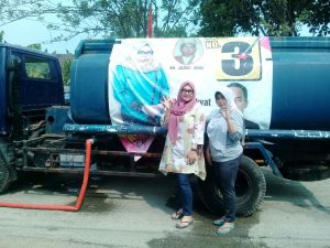 Selfi Calon Kepala Desa Sindang Mulya No Urut 3, Bantu Warga Kirim Air Bersih.