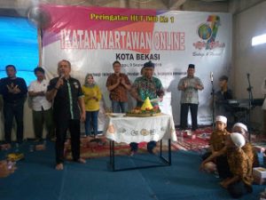 Ketua IWO Kagumi Tarian Dari Anak Yayasan Cahaya Alam di HUT IWO Kota Bekasi Ke-1
