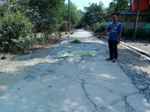 Warga Kampung Poponcol Rt 01/02 Kecewa Pembangunan Jalan Lingkungan Tidak Dirampungkan