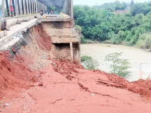Kondisi Jembatan Loji Memprihatinkan, Warga Cibarusah Tuntut Pemkab Sunguh-sungguh Dalam Lakukan Perbaikannya