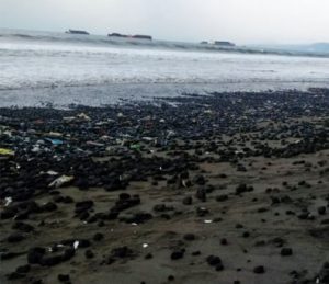 Akibat Kapal Tongkang Karam, Batu Bara Berserakan Di Bibir Pantai