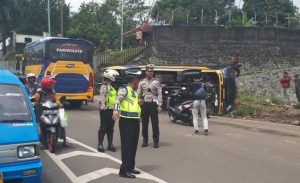 Kecelakaaan Tunggal Bus Ditanjakan Selarong Puncak Satlantas Polres Bogor Lakukan Evakuasi