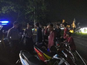 Anggota Piket Pawas/Piket Fungsi Polsek Jonggol Giat (War-war) Bangunkan Warga Sahur