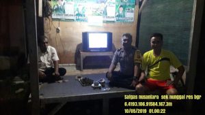 Bhabinkamtibmas Polsek Klapanunggal Bersama Warga laksanakan Giat Bangun Sahur