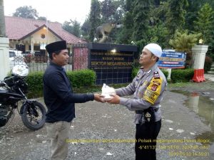 Indahnya Berbagi : Polsek Megamendung Bagi Takjil Ke Pengendara Motor/Mobil