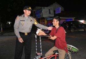 Sambil Berpatroli Jajaran Polres Bogor Bagikan Makanan Sahur Kepada Masyarakat
