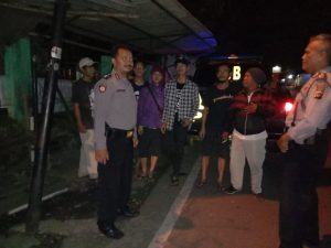 Bantu Bangunkan Warga Sahur Anggota Polsek Jonggol Giat Woro- woro Keliling