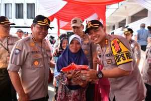 Polri Membagikan Sembako Dan Gelar Pengobatan Gratis Di Kab. Bogor