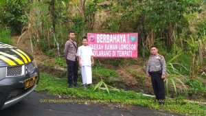Kapolsek Nanggung Pasang Spanduk Himbauan Waspada Dilokasi Rawan Longsor