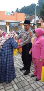 Kapolsek Nanggung Bersama Ibu Bhayangkari Santuni Marbot Mesjid Dan Kaum Duafa
