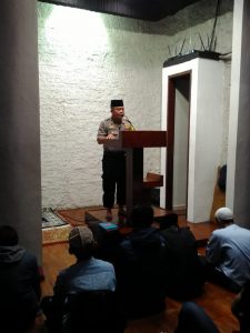 Kabag Binops Dit Binmas Wakili Dir Binmas Polda Jabar Laksanakan Sholat Taraweh Di Masjid Salman ITB Bandung