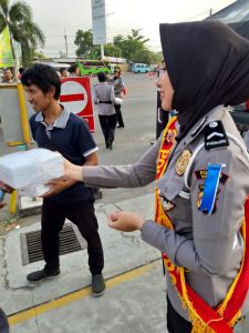 Polres Cirebon Bagikan Takjil Dan Pamflet Peta Petunjuk Jalur Mudik