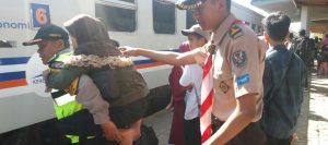 Anggota Bhabinkamtibmas Polsek Ranca Ekek Polres Bandung, Layani Penyandang Disabilitas Dengan Sepenuh Hati
