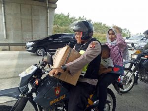 Personel Polres Purwakarta Polda Jabar Bantu Angkut Masyarakat Yang Terlantar Diperjalanan Pada Arus Balik Lebaran