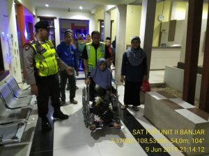 Anggota Pos Pam Simpang Tiga Cisaga, Bantu Wanita Yang Akan Melahirkan Dalam Perjalanan Mudik