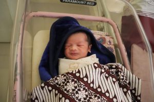 Kapolres Ciamis Memberikan Nama Kepada Bayi Yang Ibunya Dievakuasi Ke Rumah Sakit Oleh Anggota Polri