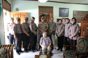HUT Bhayangkara Ke – 73 Kapolresta Bogor Kota Anjangsana ke Purnawirawan Polri Yang Alami Sakit Menahun