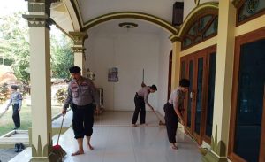 Polres Cirebon Baksos Bersih Bersih Di Masjid Al Hidayah Dalam Rangka Hari Bhayangkara Ke – 73