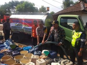 Polsek Cibarusah Bantu Air Bersih Kepada Warga Desa Ridomanah, Rangka Peringati HUT Bhayangkara Ke – 73