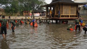 Kegiatan Soliditas TNI-Polri Dengan Gubyag Balong Bersama Di Desa Nagrak Cianjur