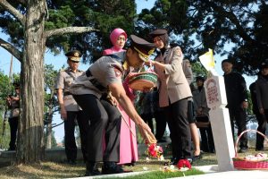 Kapolda Jabar Pimpin Upacara Ziarah Dan Tabur Bunga Dalam Rangka Hari Bhayangkara Ke – 73