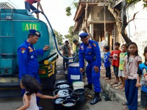 Polres Cirebon Bhakti Sosial Berikan Bantuan Air Bersih Dalam Rangka Hari Bhayangkara Ke – 73