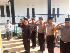 Polsek Cisarua Gelar Ziarah Kubur Dan Tabur Bunga Di Makam Pahlawan Dalam Rangka HUT Bhayangkara Ke-73