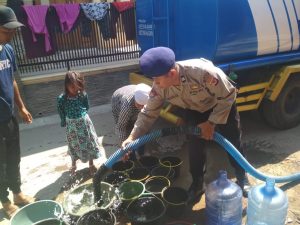 Polres Cirebon Polda Jabar Beri Bantuan Air Bersih Pada Masyarakat