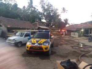 Kebakaran Tempat Pengrajin Kayu Di Desa Narimbang Kec. Conggeang, Kab Sumedang Diduga Berasal Dari Puntung Rokok