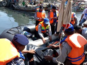 Korban Nelayan Yang Tenggelam di Perairan Laut Losari Cirebon Berhasil di Temukan Oleh Sar Gabungan
