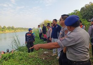 Evakuasi Korban Pesawat Latih Jenis CESSNA Yang Jatuh di Sungai Rambatan Cimanuk Oleh Polres Indramayu Polda Jabar