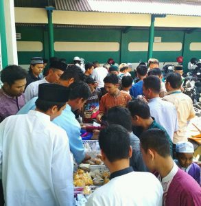 Keunikan Masjid Bangkaloa Al – Hikmah, Hari Jum’at Tradisi Berbagi Makanan Dan Minuman Gratis