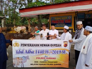 Kapolres Subang Polda Jabar Sholat Idul Adha 1440 H Bersama Anak Yatim Piatu dan Satri