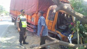 Mobil Truck Bermuatan Kabel Hantam Warung, Dua Orang Tewas