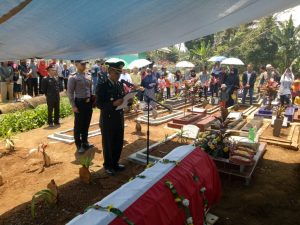 Pemakaman Aiptu Sahrudin Pawae, Di Pimpin Oleh Kabag Sumda Polres Sukabumi