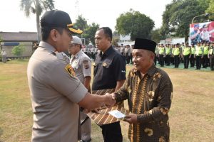 Kapolres Cirebon Beri Reward Prestasi Kepada Anggota Dan ASN Polres Serta Tokoh Masyarakat