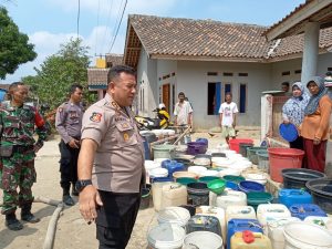 Kapolres Sukabumi, AKBP Nasriadi, SH.,S.IK,.M.H Bagikan Air Bersih Kepada Warga