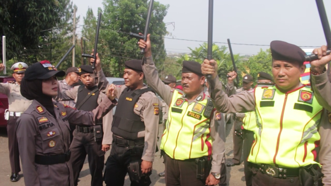 Kapolsek Babakan Madang Cek Kelengkapan Para Personil Dalam Menjalankan