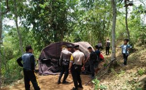 Polsek Cibadak Polres Sukabumi Polda Jabar, Pasang Tenda Polisi Antisipasi Tanah Bergerak