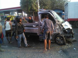 Mobil Yang Ditumpangi Subkorwil  Media KD Jabar Cirebon Adu Banteng Dengan Grand Max Saat Akan Hadiri Acara Raker Redaksi KD Jabar