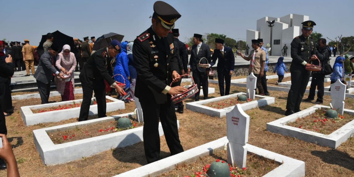 Wakapolres Cirebon Hadiri Upacara Hari Pahlawan, Ziarah Dan Tabur Bunga