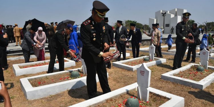 Wakapolres Cirebon Hadiri Upacara Hari Pahlawan, Ziarah Dan Tabur Bunga