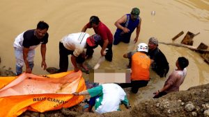 Evakuasi Korban Longsor di Lahan PT. Triadi Cipta Gemilang Berjalan Cukup Dramatis