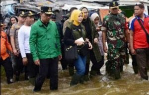 Gubernur Jawa Barat Ridwan Kamil Memantau Lokasi Banjir Di Desa Karangligar, Teluk Jambe, Karawang