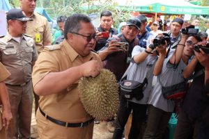 Bupati Sukabumi H. Marwan Hamami Membuka Festival Durian Di Kecamatan Kalapa Nunggal